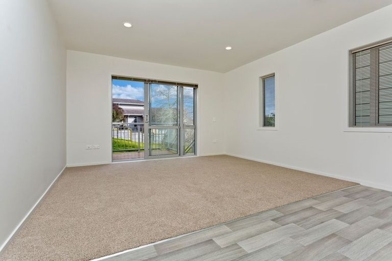 Photo of property in 5/4 John Jennings Drive, Oteha, Auckland, 0632