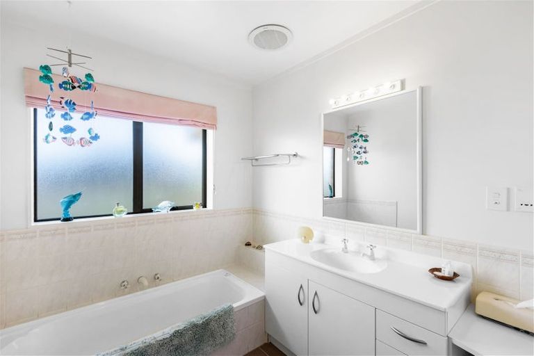 Photo of property in 6 D'urville Place, Gulf Harbour, Whangaparaoa, 0930
