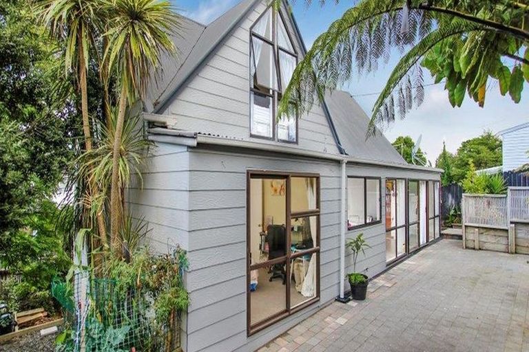 Photo of property in 1/16 Sylvan Crescent, Te Atatu South, Auckland, 0610