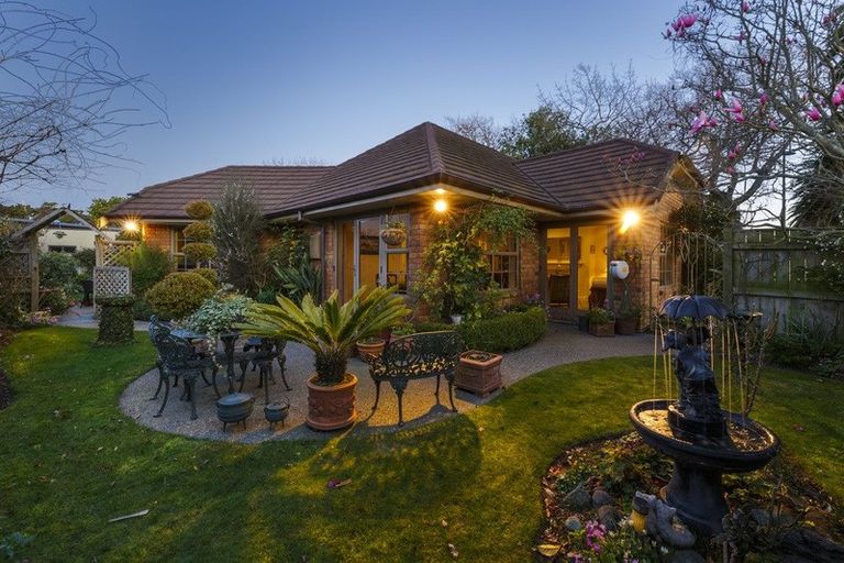 Photo of property in 1 The Oaks, Awapuni, Palmerston North, 4412