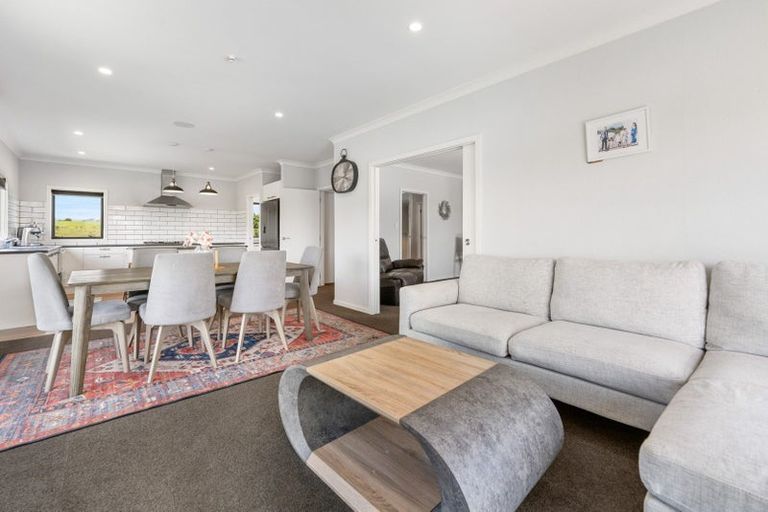 Photo of property in 1 Vaucluse Heights, Fitzherbert, Palmerston North, 4410