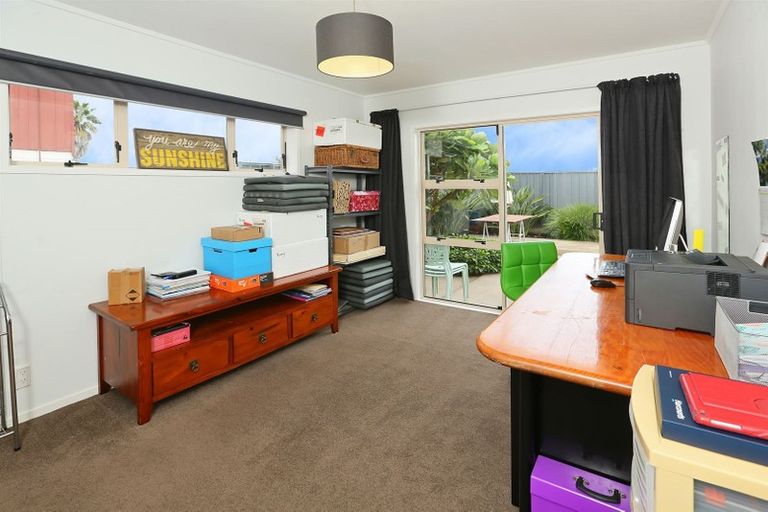 Photo of property in 5 Taitua Drive, Te Atatu South, Auckland, 0610