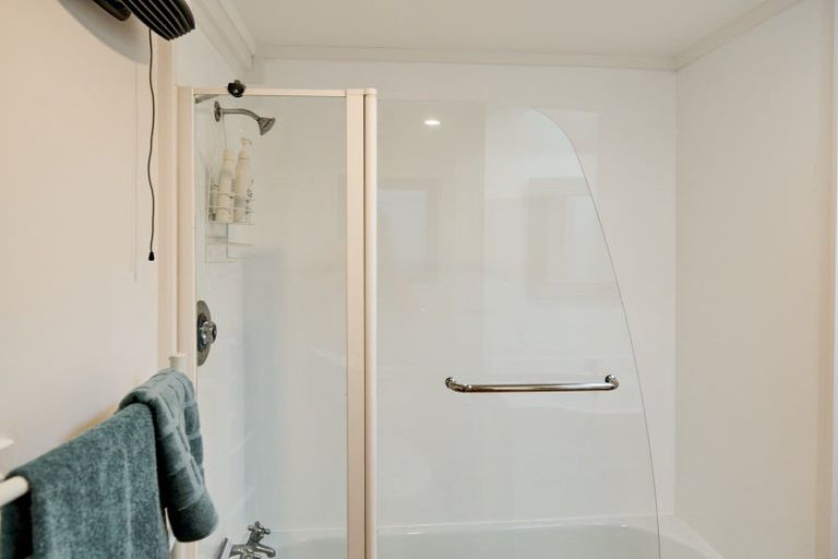 Photo of property in 2 Gordon Road, Plimmerton, Porirua, 5026