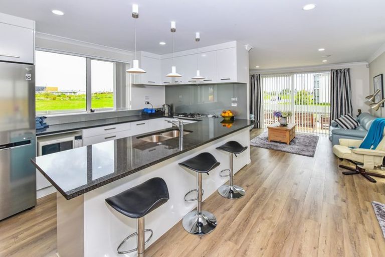 Photo of property in 16 Soaring Bird Drive, Takanini, 2112