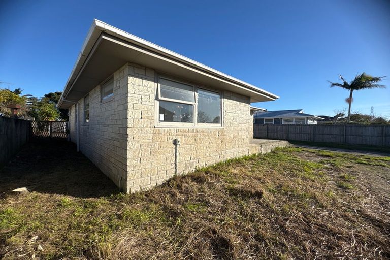 Photo of property in 127 Edgewater Drive, Pakuranga, Auckland, 2010