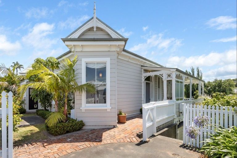 Photo of property in 21 May Avenue, Hospital Hill, Napier, 4110
