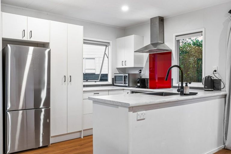 Photo of property in 92b Beach Road, Te Atatu Peninsula, Auckland, 0610