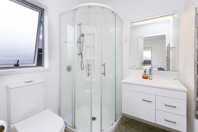 Photo of property in 14 Passchendaele Grove, Trentham, Upper Hutt, 5018