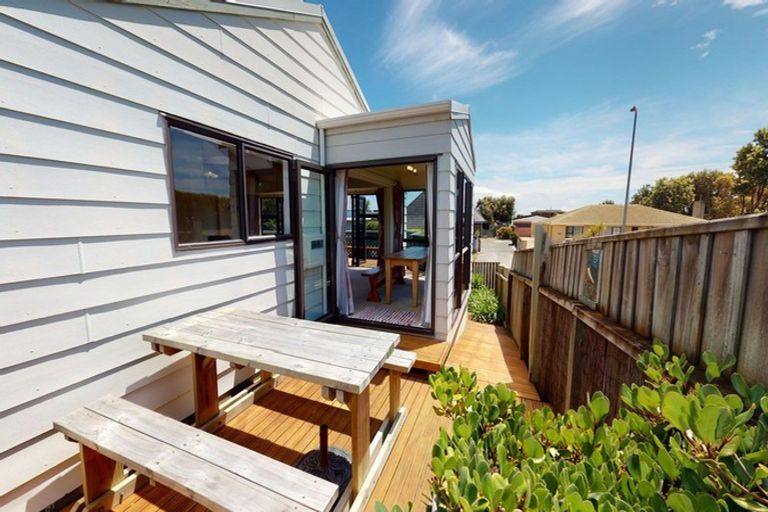 Photo of property in 4 Rangitane Grove, Waitarere Beach, Levin, 5510