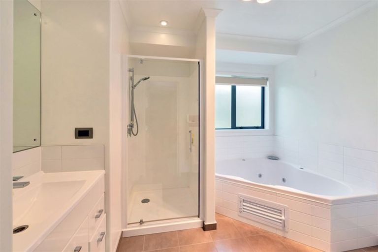 Photo of property in 68 Brookwood Drive, Henderson, Auckland, 0612