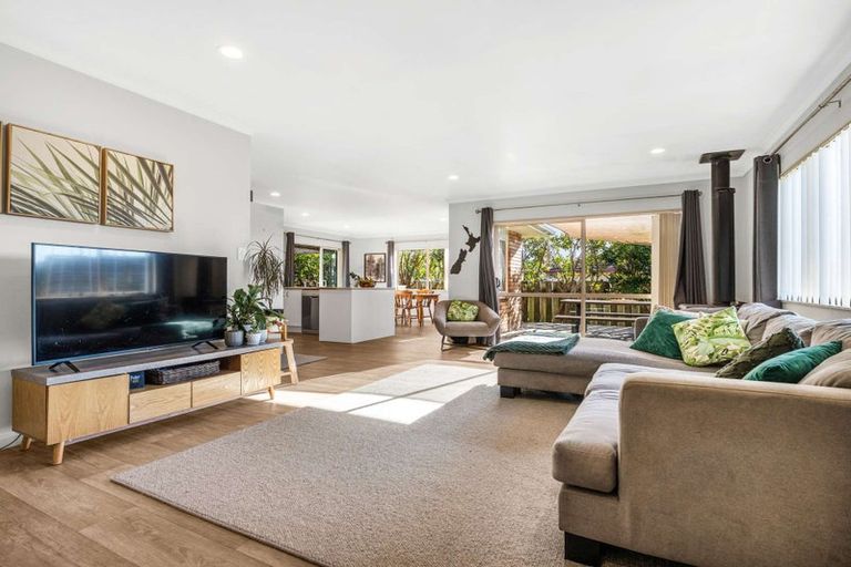 Photo of property in 36 Mandalay Place, Waiuku, 2123