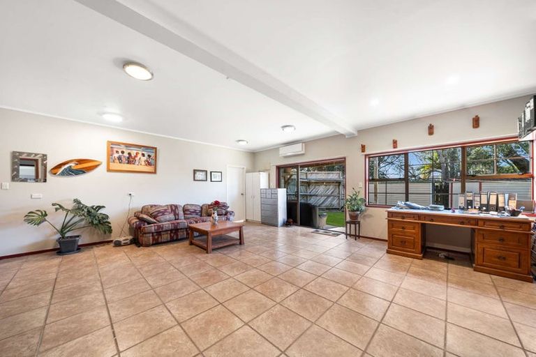 Photo of property in 46a Farquhar Road, Glendene, Auckland, 0602