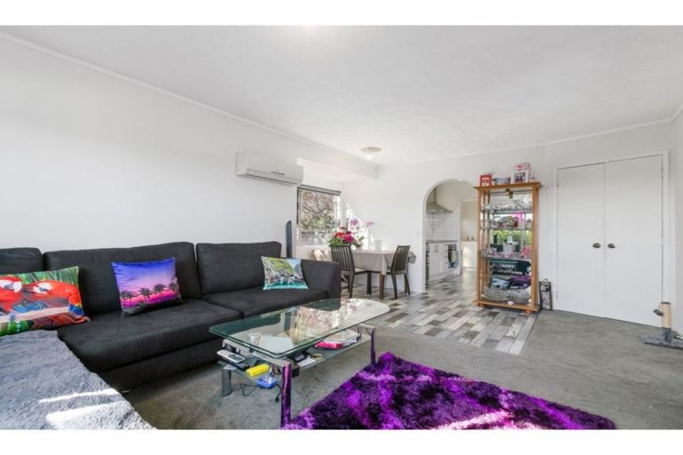 Photo of property in 2/309 Wairau Road, Totara Vale, Auckland, 0627