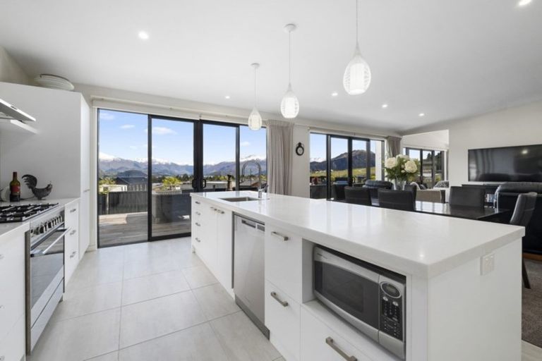 Photo of property in 2 Kereru Crescent, Wanaka, 9305