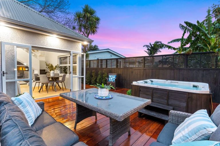 Photo of property in 2/7 Seine Road, Forrest Hill, Auckland, 0620