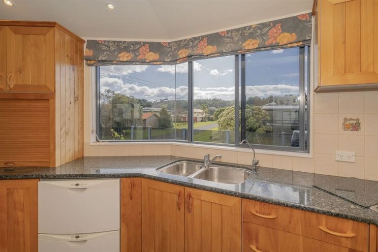 Photo of property in 1 Hardy Place, Cooks Beach, Whitianga, 3591