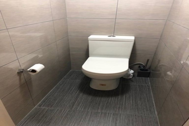 Photo of property in 2 Mediterranean Way, Goodwood Heights, Auckland, 2105