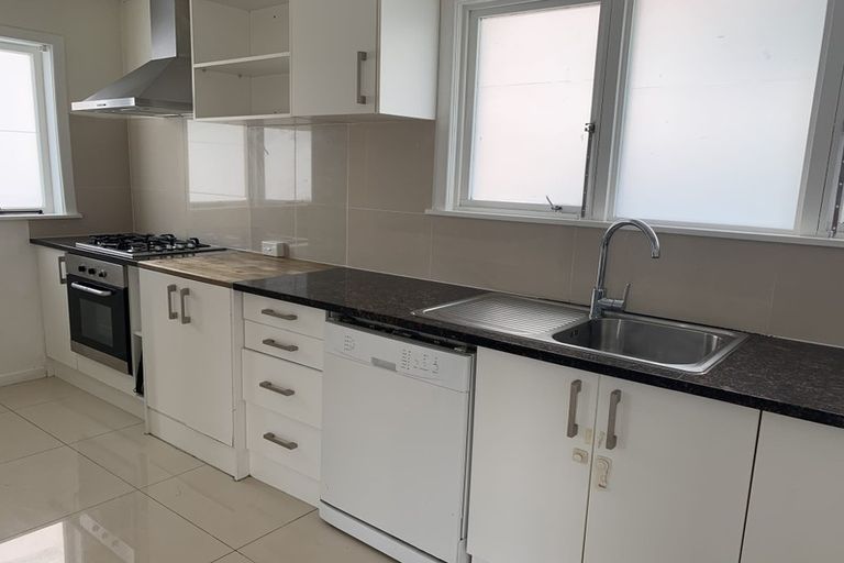 Photo of property in 4 Vanguard Road, Kelston, Auckland, 0602