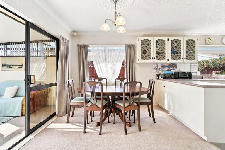 Photo of property in 2 Warwick Place, Springvale, Whanganui, 4501