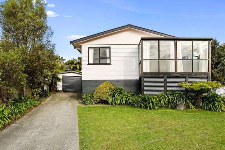 Photo of property in 6 Whitechapel Grove, Stokes Valley, Lower Hutt, 5019