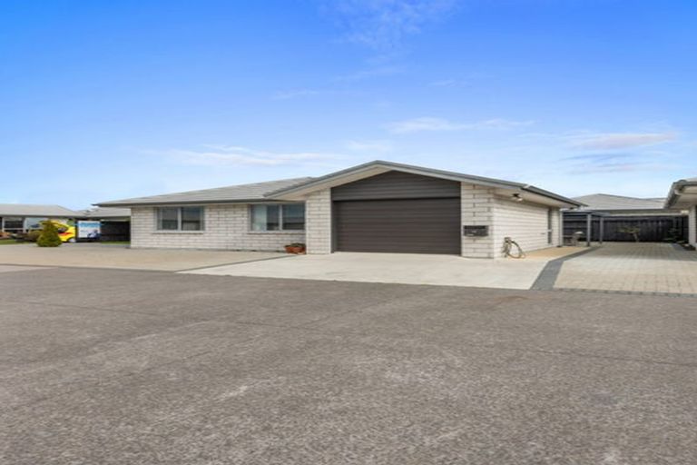 Photo of property in 16 Crest Way, Papamoa, 3118