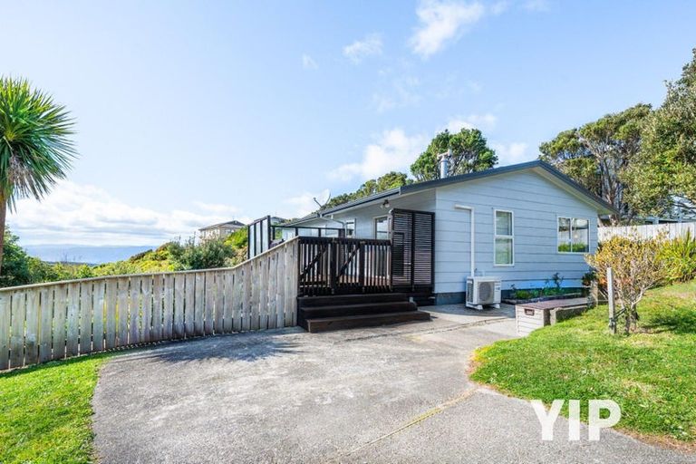 Photo of property in 4 Fernhaven Grove, Newlands, Wellington, 6037