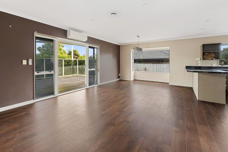 Photo of property in 27 Johnstone Drive, Fitzherbert, Palmerston North, 4410