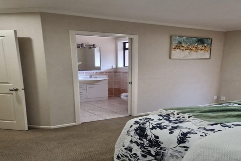 Photo of property in 24 Mt Lebanon Crescent, The Gardens, Auckland, 2105