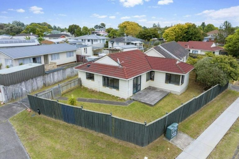 Photo of property in 2 Staverton Crescent, Mangere, Auckland, 2022