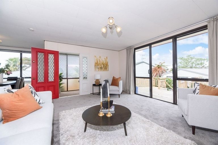 Photo of property in 72 Totaravale Drive, Totara Vale, Auckland, 0629