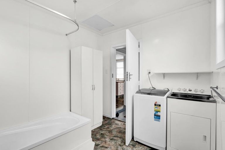 Photo of property in 80 Railway Street, Eltham, 4322