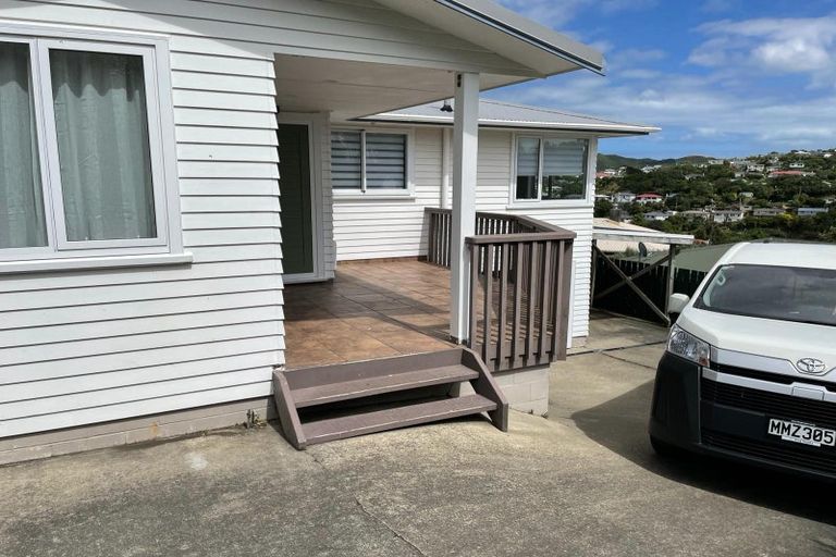 Photo of property in 16 Turville Crescent, Newlands, Wellington, 6037