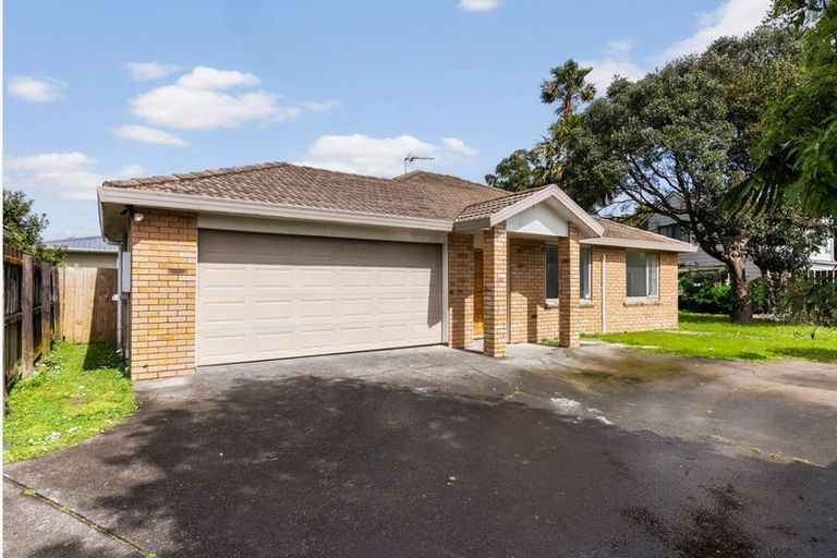 Photo of property in 23 Piriti Place, Weymouth, Auckland, 2103