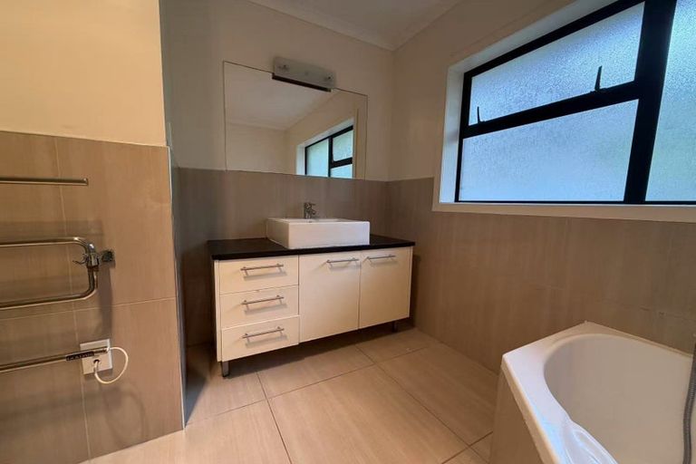 Photo of property in 121 Redoubt Road, Goodwood Heights, Auckland, 2105