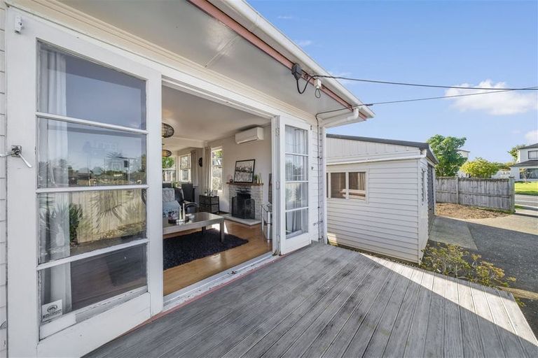 Photo of property in 7 Beach Road, Te Atatu Peninsula, Auckland, 0610