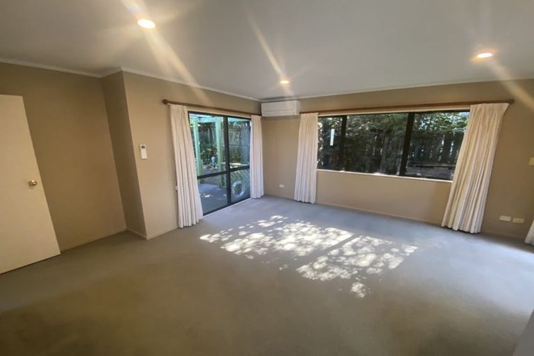 Photo of property in 2/8 Mossop Rise, Glenfield, Auckland, 0629
