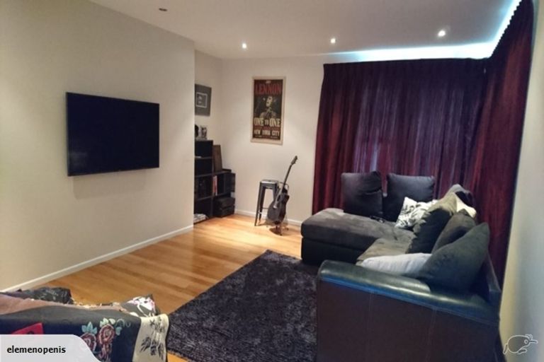 Photo of property in 43 Turville Crescent, Newlands, Wellington, 6037