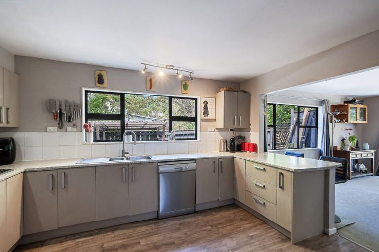 Photo of property in 70 Pinehaven Road, Pinehaven, Upper Hutt, 5019