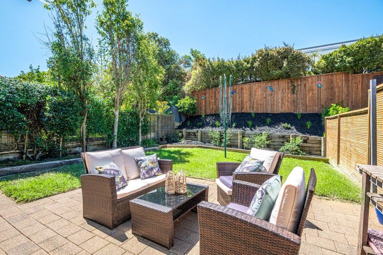 Photo of property in 9/8 Tobago Place, Sunnynook, Auckland, 0620