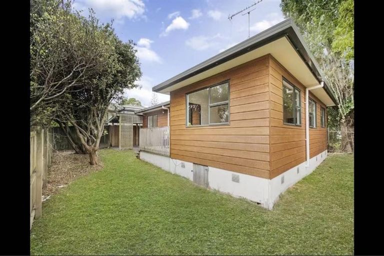 Photo of property in 2/73 Bond Crescent, Forrest Hill, Auckland, 0620