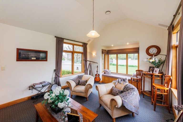 Photo of property in 5 Waicola Drive, Fitzherbert, Palmerston North, 4471