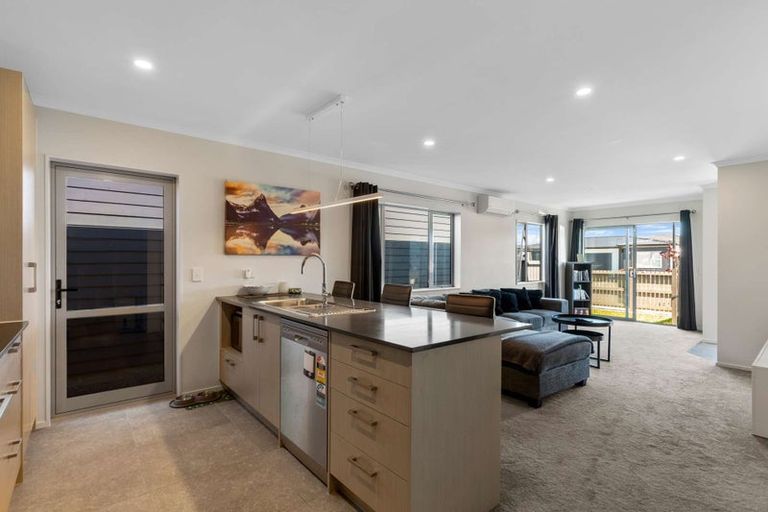 Photo of property in 13 Whareatua Avenue, Takanini, 2112