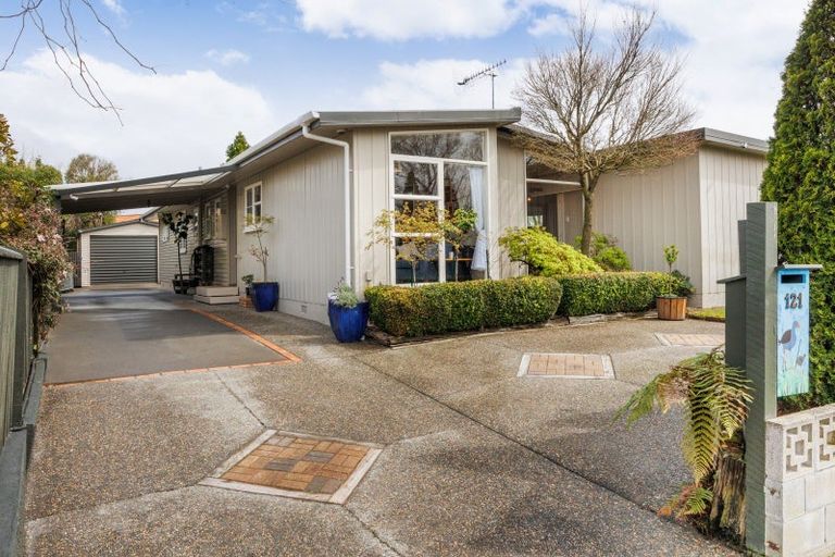 Photo of property in 121 Ruamahanga Crescent, Terrace End, Palmerston North, 4410