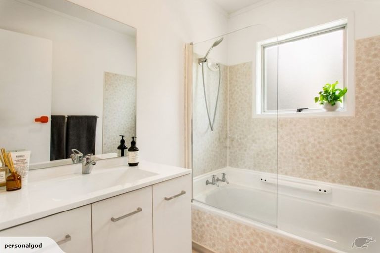 Photo of property in 2/3a Kirrie Avenue, Te Atatu South, Auckland, 0610