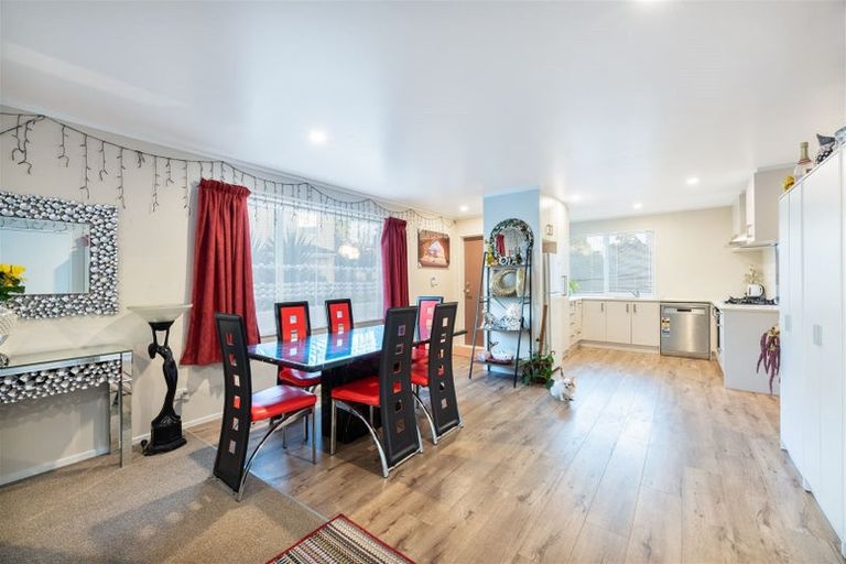 Photo of property in 2 Manatu Lane, Kelston, Auckland, 0602