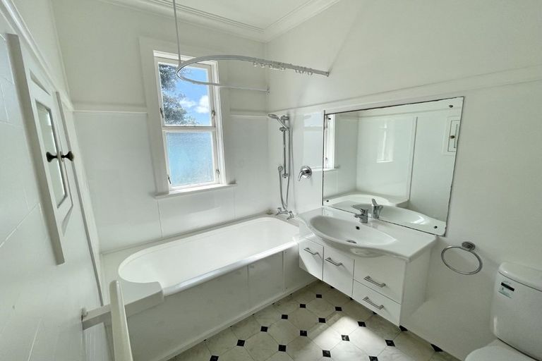 Photo of property in 3/136 Evans Bay Parade, Roseneath, Wellington, 6021