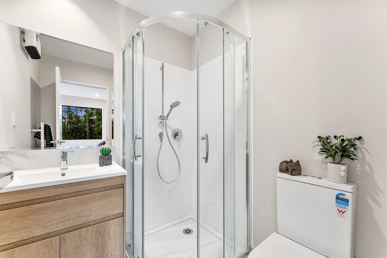 Photo of property in 17 Don Oliver Lane, Glen Eden, 0602