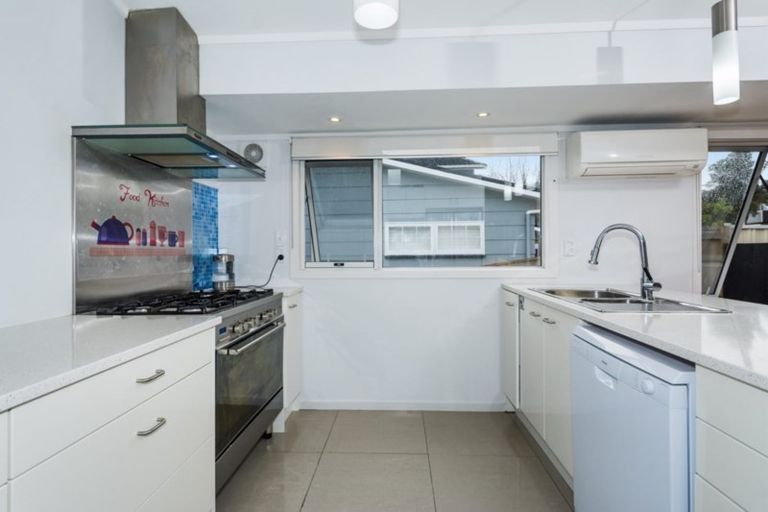 Photo of property in 71 Ravenwood Drive, Forrest Hill, Auckland, 0620