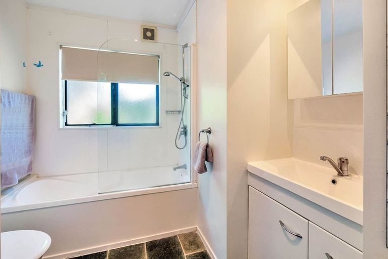 Photo of property in 2/3 Aorangi Place, Birkenhead, Auckland, 0626