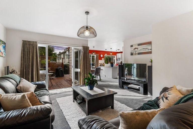 Photo of property in 2/26 Beaudine Avenue, Glenfield, Auckland, 0629